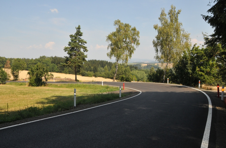 Na Lomnicku se jezdí po zrekonstruovaných silnicích